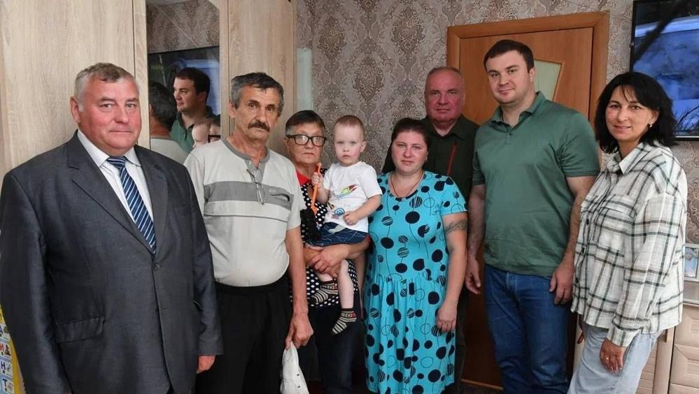 Виталий Хоценко навестил семью участника СВО в Большеуковском районе