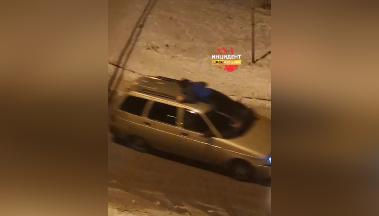 Омский «акробат» прокатился на машине с риском для жизни