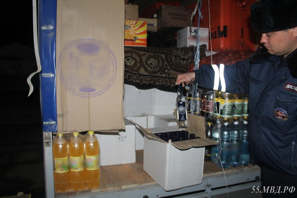 На трассе под Омском задержали машину с 3 000 бутылок водки без документов