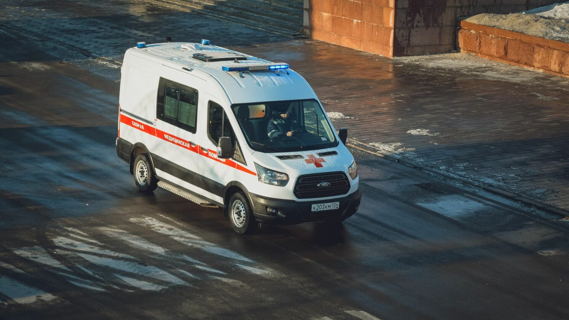 На остановке в центре Омска автобус сбил 78-летнюю пенсионерку