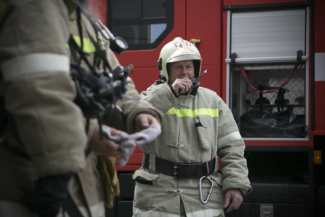 Ночью в Омске горел пятиэтажный дом: пожарные спасли 10 человек