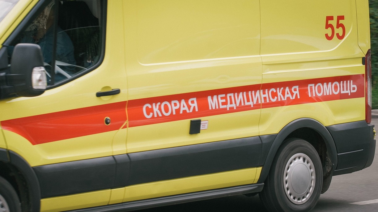 В Омске в ДТП пострадали три человека и два столба