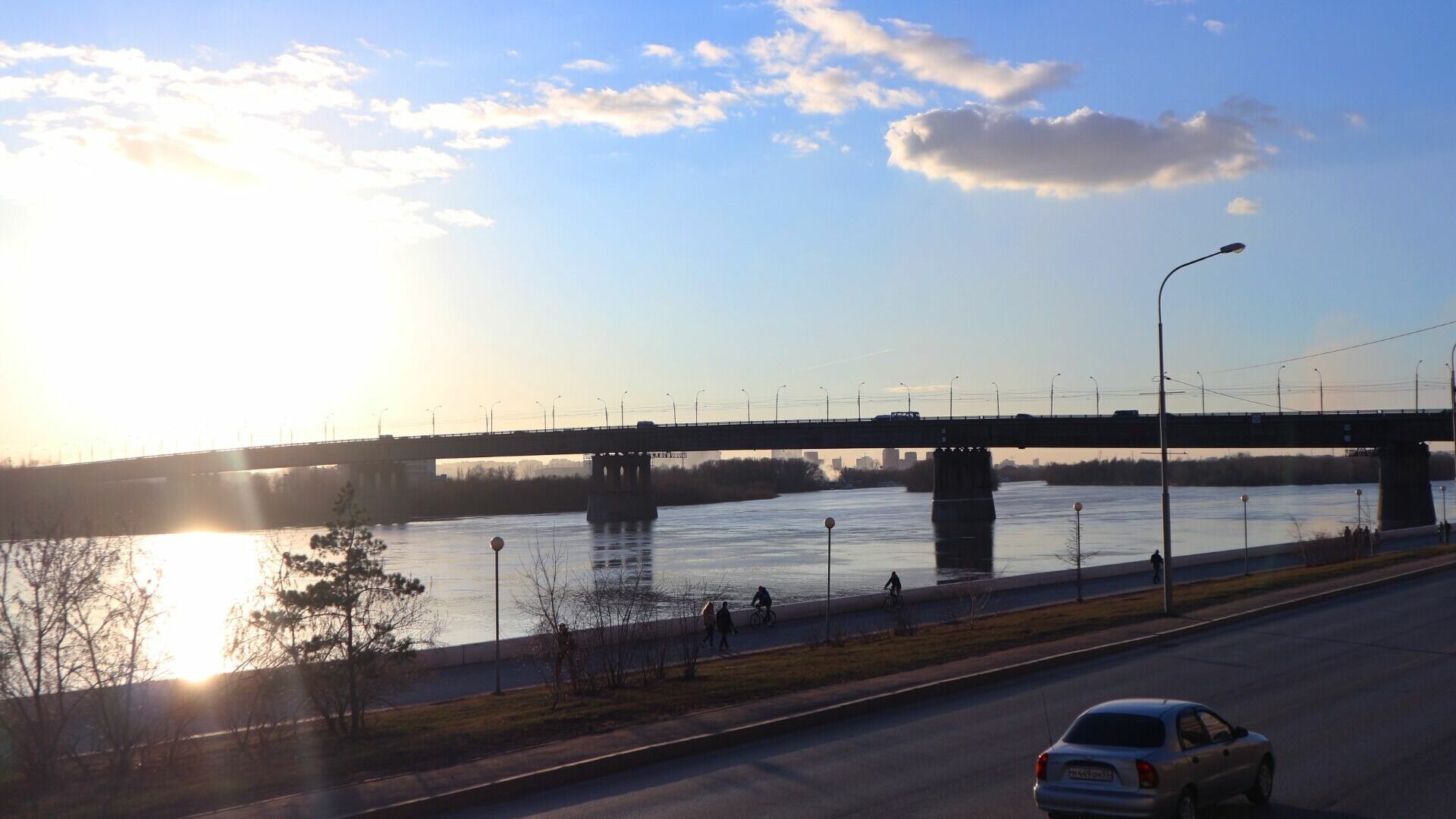 В Омске перед перекрытием Ленинградского моста опросят водителей