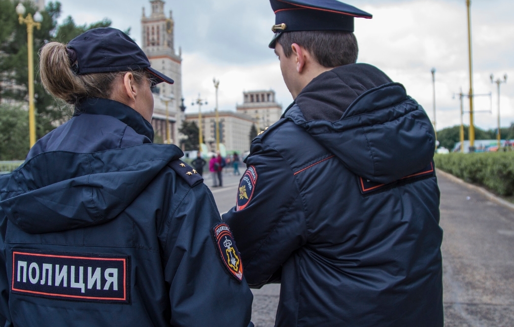 Работавшая без маски сотрудница полиции из Казани попала под проверку