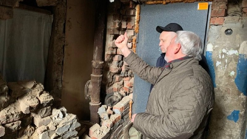 Мэр Омска Сергей Шелест проверил состояние дома, где разрушилась стена