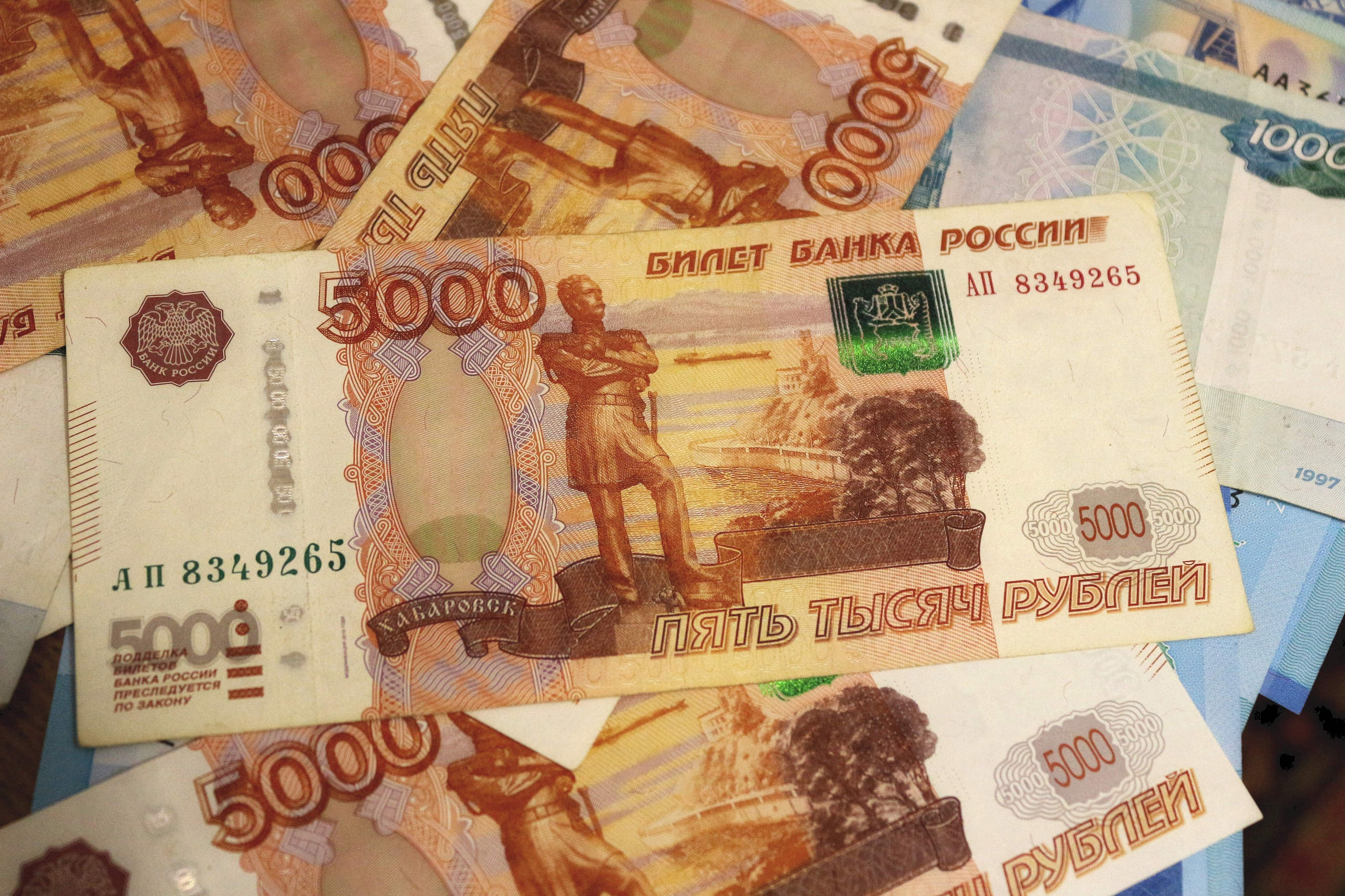 В Омске пенсионер отдал 216 тыс. рублей за сверток с сувенирными деньгами