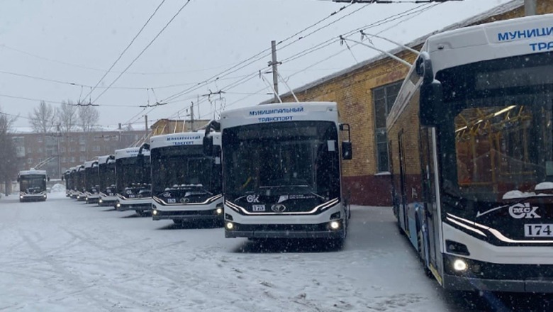 В Омске два человека пострадали в тройном ДТП с троллейбусом