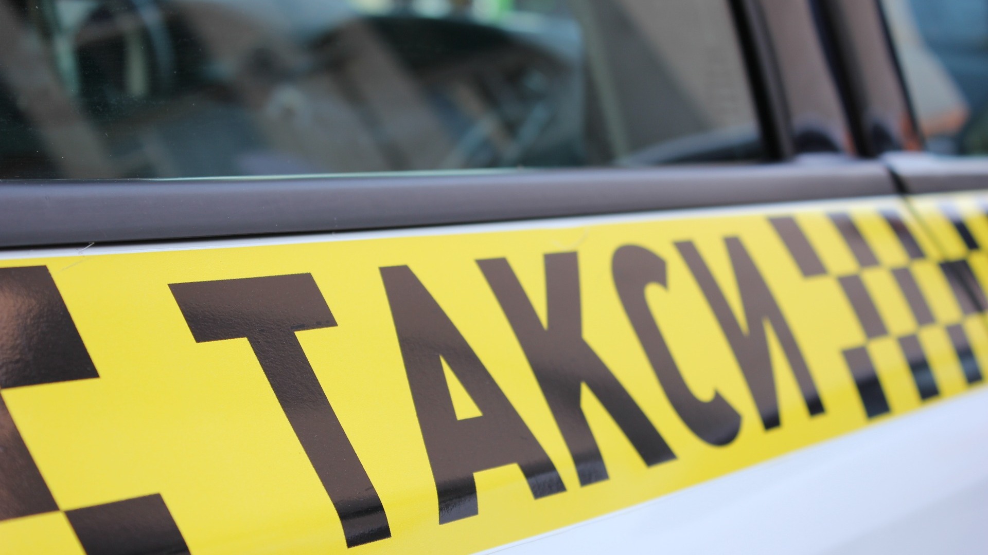 В Омске студент-таксист ударил клиента битой по голове