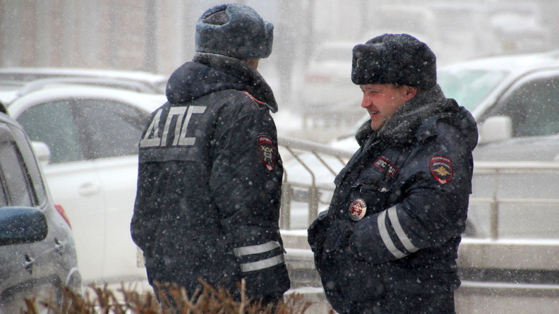 Омских пешеходов и водителей предупредили о мощном снегопаде