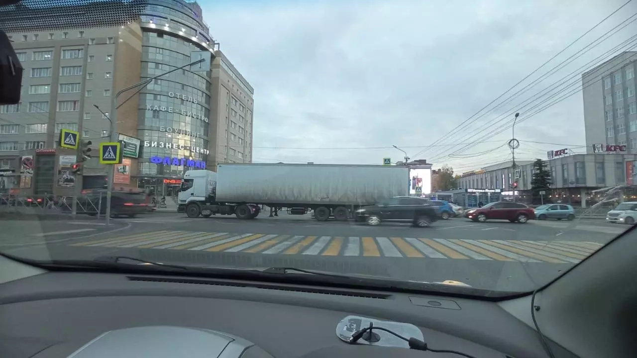 В Омске у фуры отцепился прицеп прямо на оживленном перекрестке