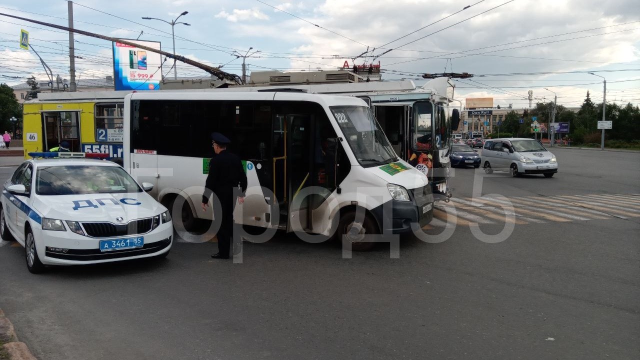 Автодорожный надзор проверит перевозчика, сбившего трех детей в центре Омска