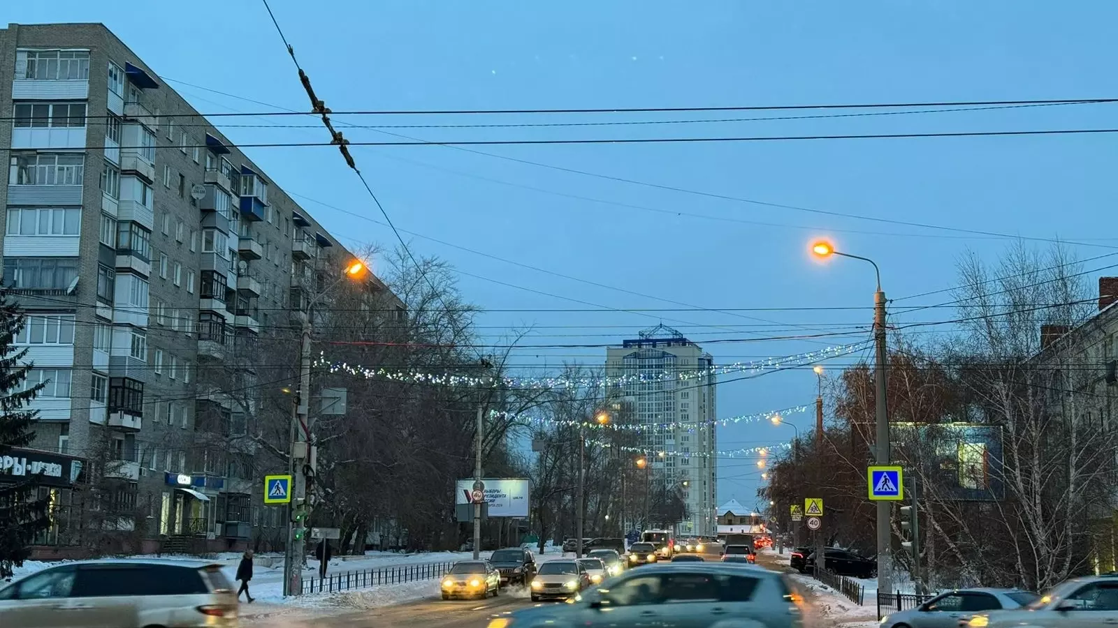 «Омскэлектро» подключает новогоднюю иллюминацию на городских улицах и парках