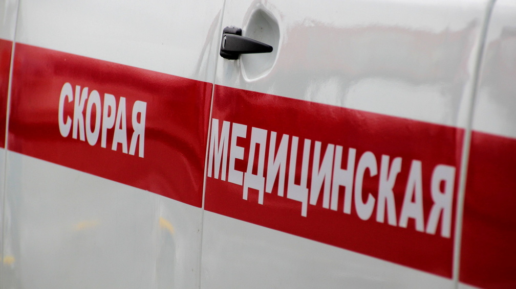 В Омской области три человека попали в больницу после аварии с мопедом