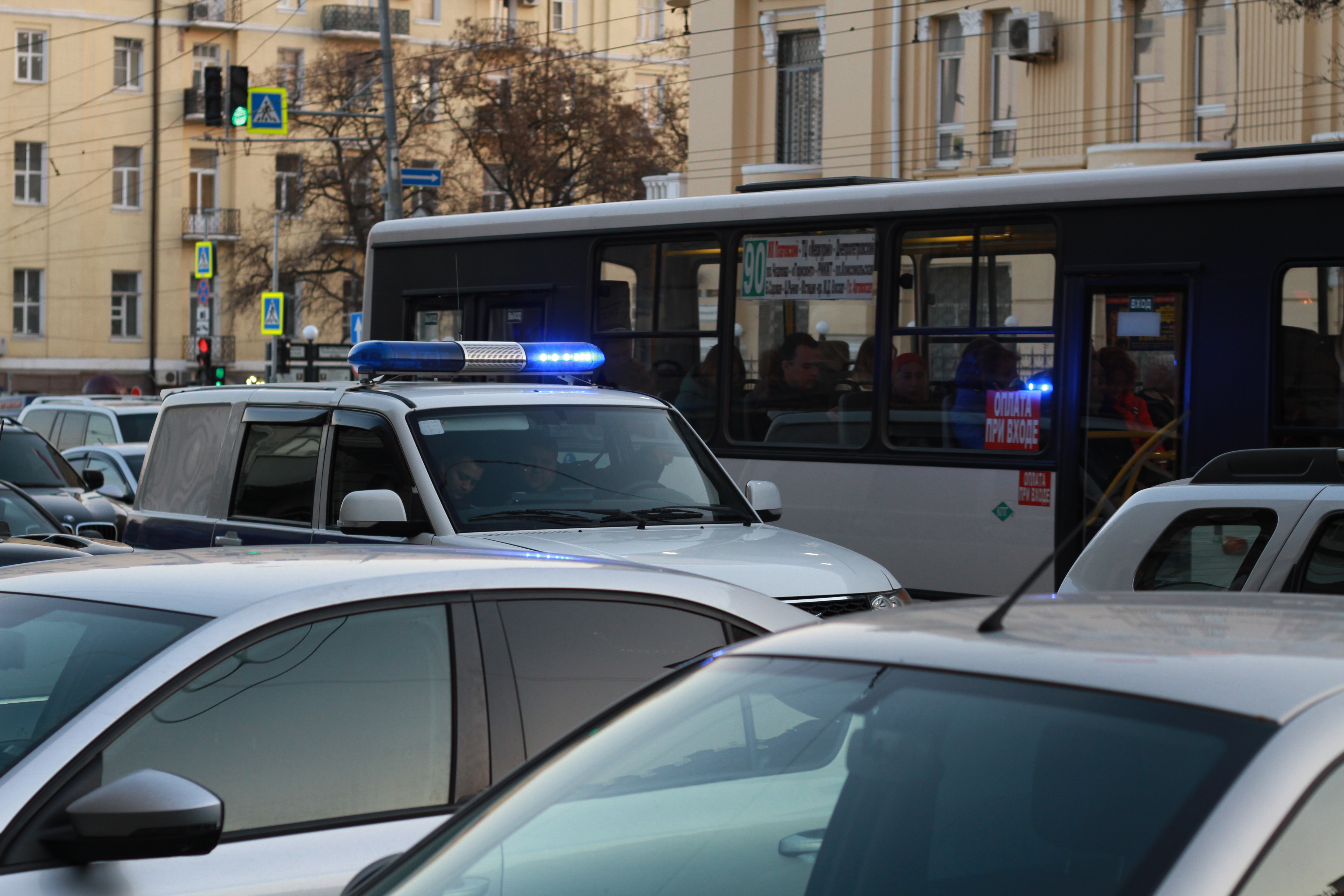 В Омске маршрутка № 470 столкнулась с КамАЗом, пострадали две женщины