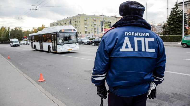 Экс-полицейский из Омска попался на мелкой взятке и лишился будущего