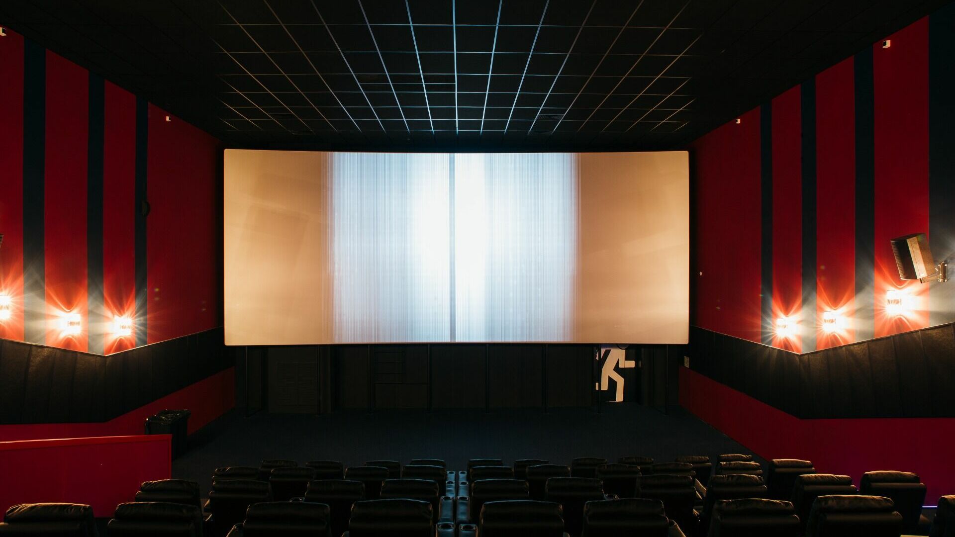 Два омских кинотеатра перепрофилируют из-за падения выручки на 90%