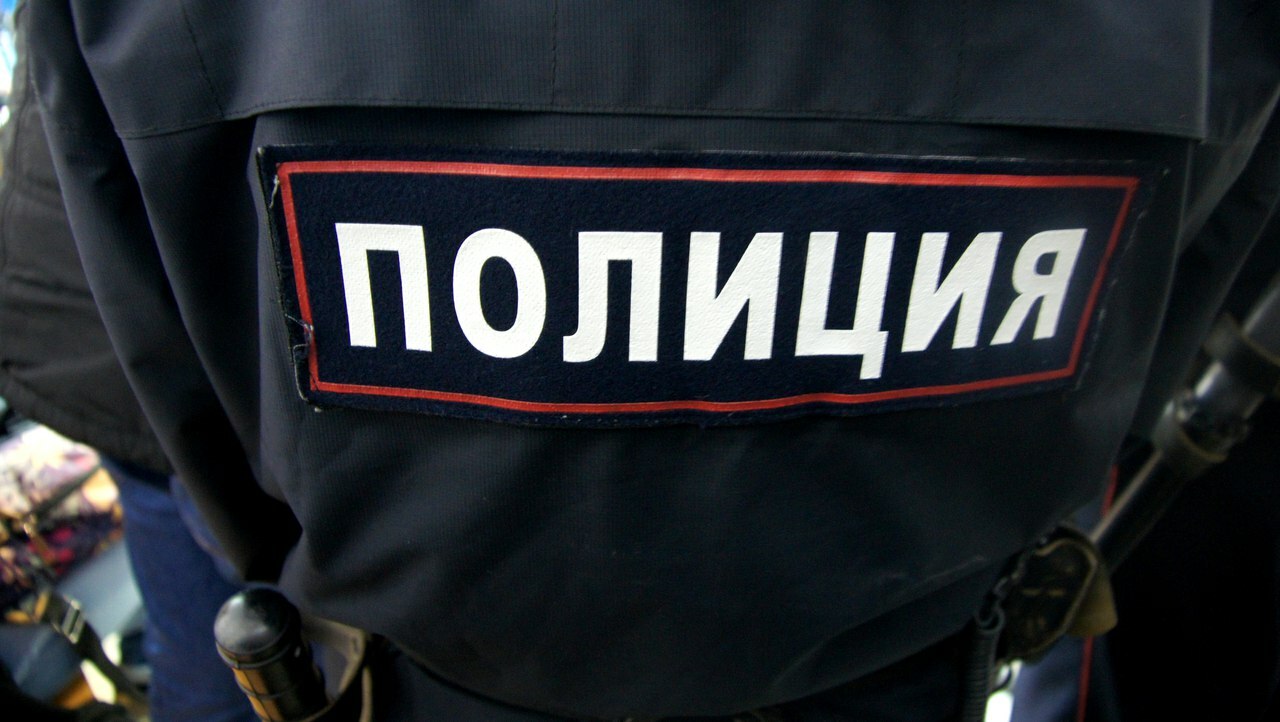 Ушедших из дома школьниц нашли в одном из торговых центров Омска