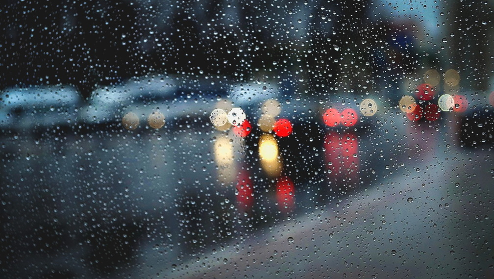 Омских водителей предупредили об опасности на дорогах из-за дождя