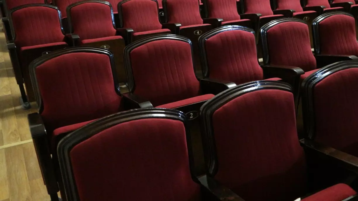 Омский музыкальный театр закупит новые кресла для зрительного балкона