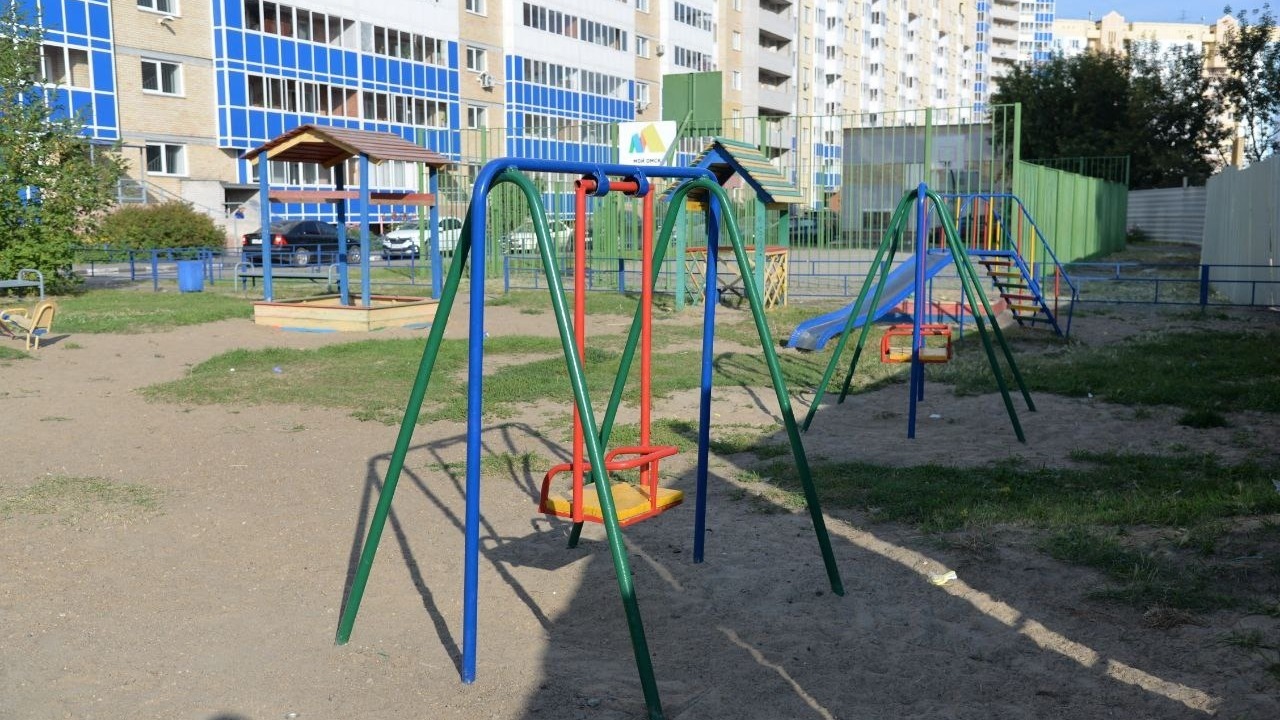 Детская площадка в мегаполисе. Омск левый берег.