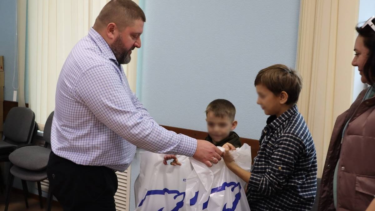 Партия «Единая Россия» подарила юным омичам школьные наборы перед 1 сентября