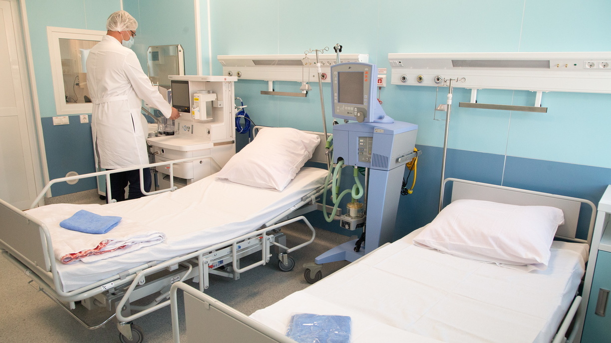 В омских больницах в срочном порядке открывают койки для больных с COVID-19