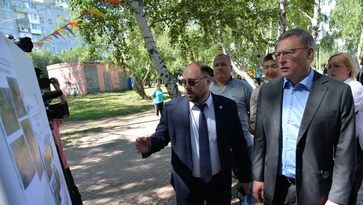 Губернатор Бурков проверил, как идет обновление Ленинского округа Омска