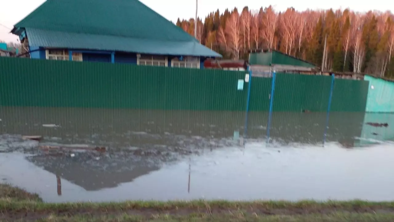 Из деревни в Омской области эвакуировали 150 человек из-за мощного потопа