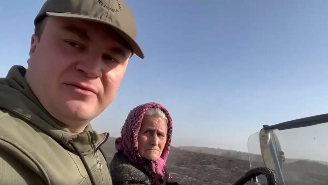 Пенсионерка прокатила врио губернатора Хоценко по сгоревшей омской деревне