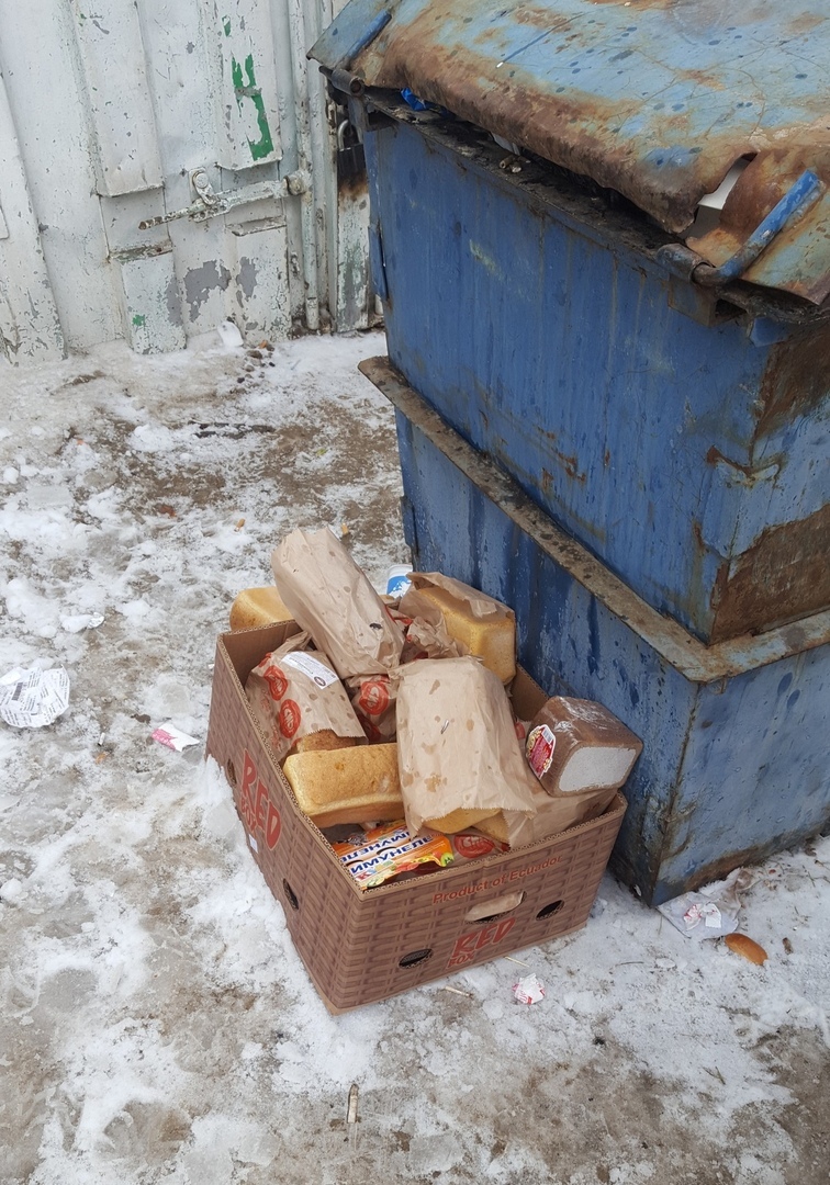 В Омске из супермаркета выбрасывают просроченный хлеб отдельно от остального мусора