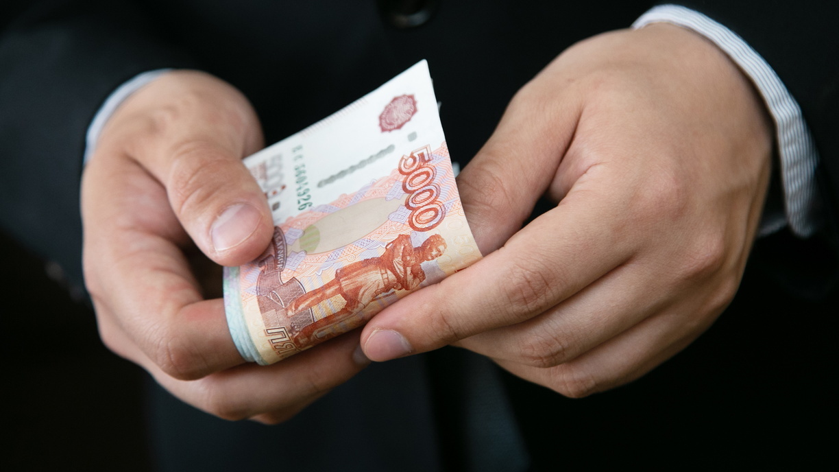 В Омске злостный неплательщик алиментов забрал себе «путинскую» выплату на дочь
