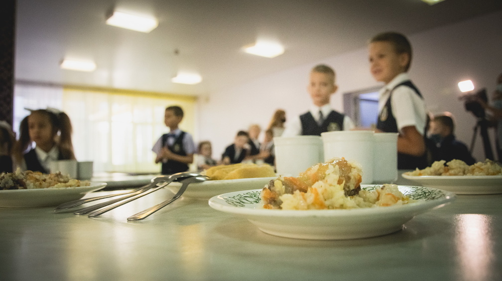 Учащихся омской школы кормили блюдами из просроченного молока