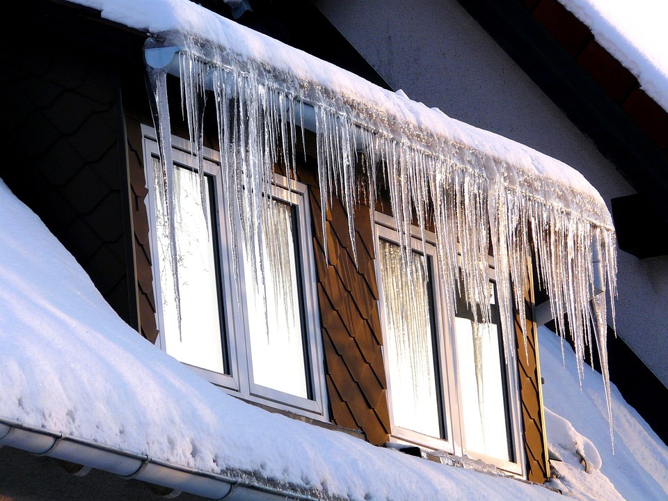 В Омске недостроенный дом покрылся ледяными сосульками из-за прорыва трубы