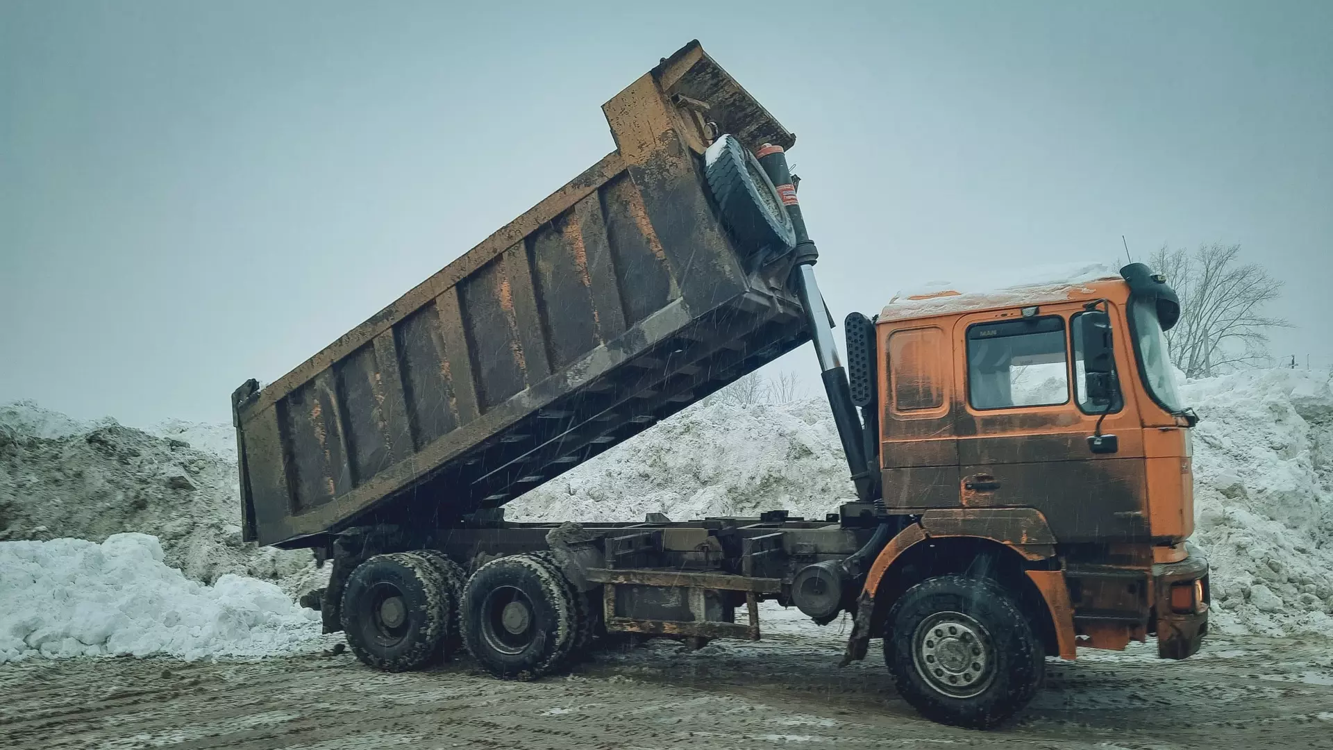 Омское УДХБ ищет подрядчиков для вывоза снега из города