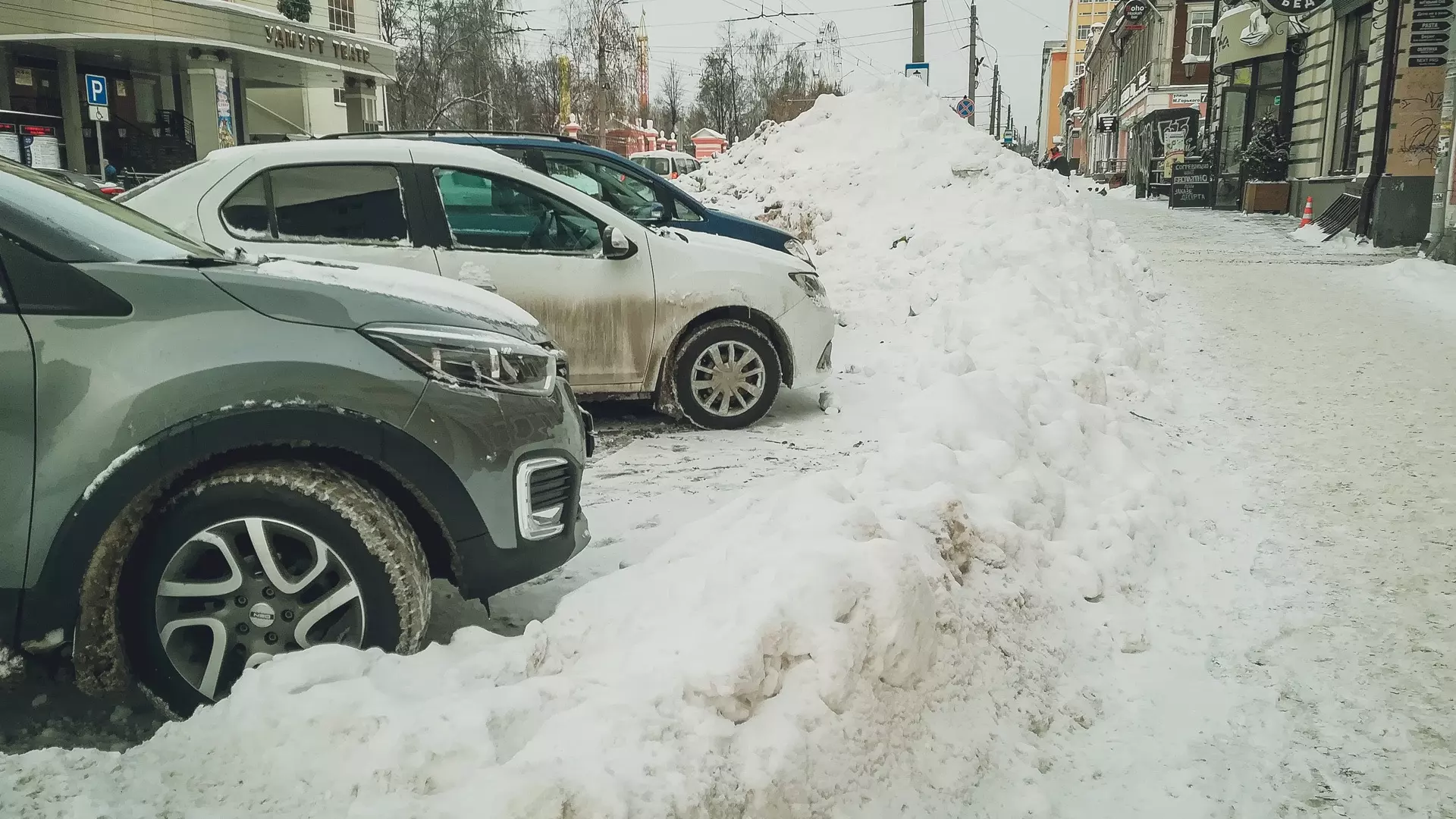 На улицы Омска вышла дорожная техника для уборки снега