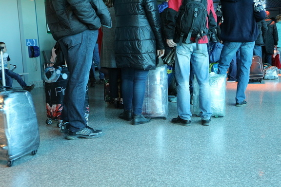 Рейсы из Омска задержали из-за снегопада в Москве