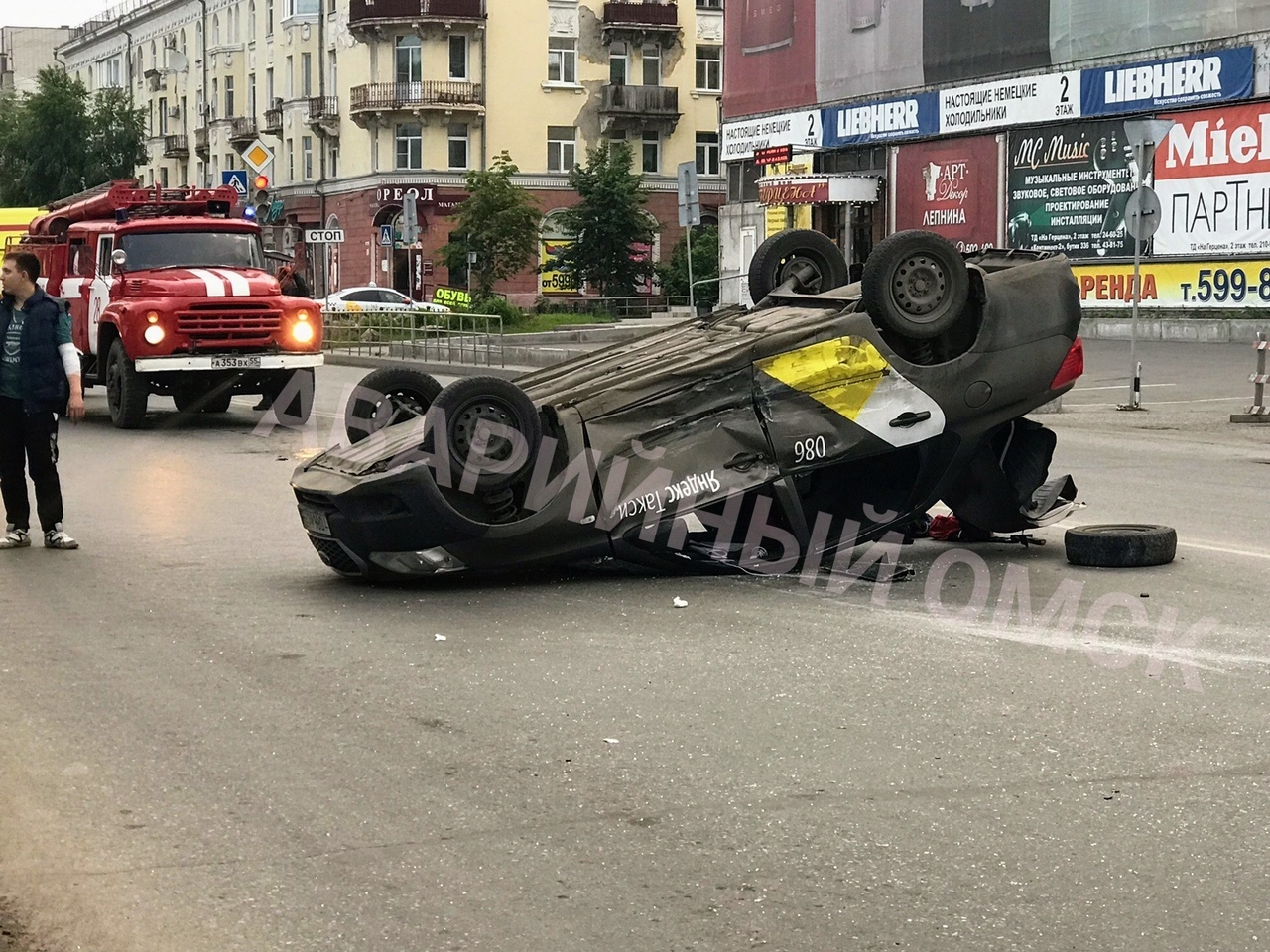 В Омске автомобиль такси перевернулся на крышу