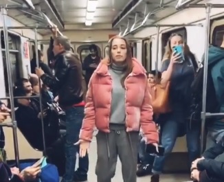 Уволенная из сборной омская гимнастка Вера Бирюкова читает стихи в московском метро