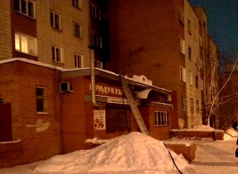 В Омске ночью эвакуировали жилой дом из-за пожара на балконе