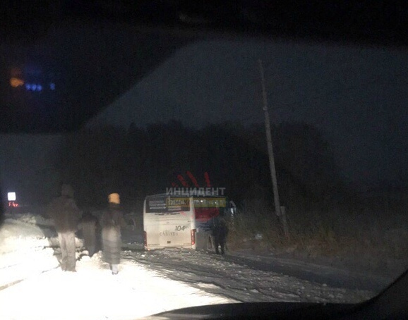 В ДТП под Омском автобус врезался в легковушку и съехал в кювет