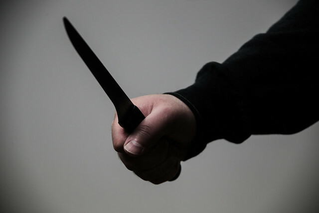 В Омске поймали грабителя, угрожавшего охранникам ножом и гранатой