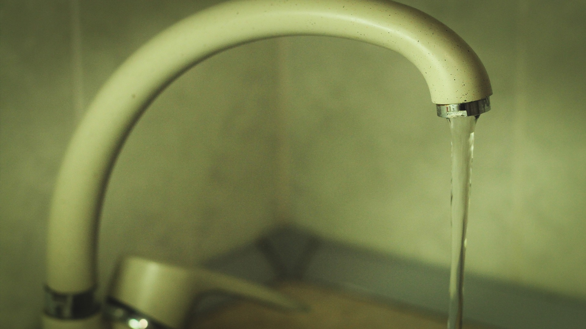 Жители омской многоэтажки добились подачи нормальной воды вместо ржавой