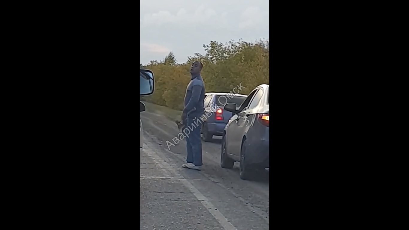 Водитель угрожал омичам топором из-за пробки на Сыропятском тракте