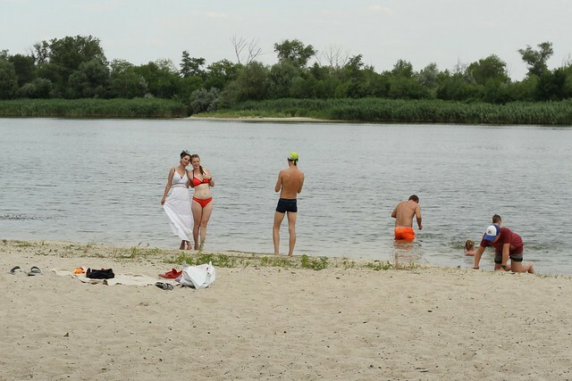 Омские школьники украли у отдыхающих на пляже пакеты с продуктами и бензопилу