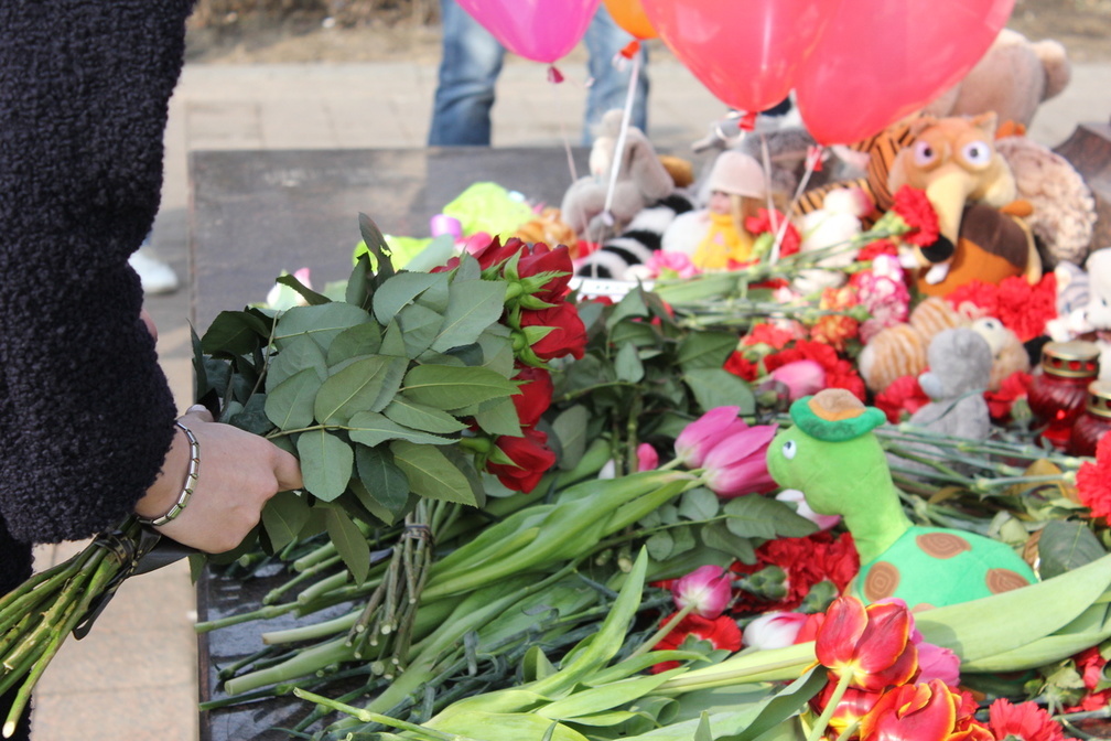 Омичи почтят память погибших после стрельбы в казанской школе