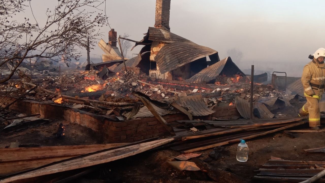 Пожар оставил без крова 46 человек в омском поселке Новоалександровка