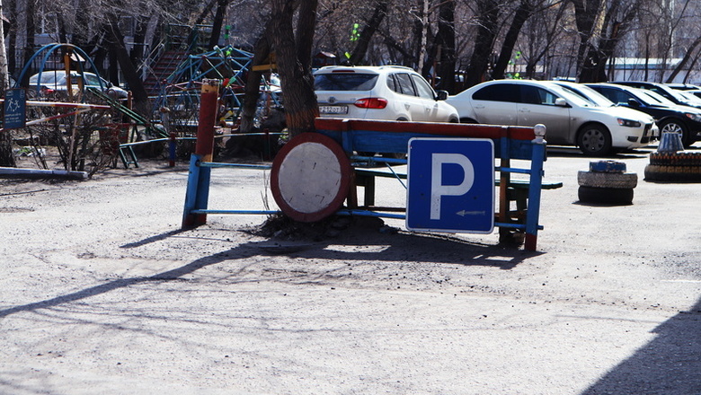В Омске разграничили причины для ликвидации и приостановления работы парковок