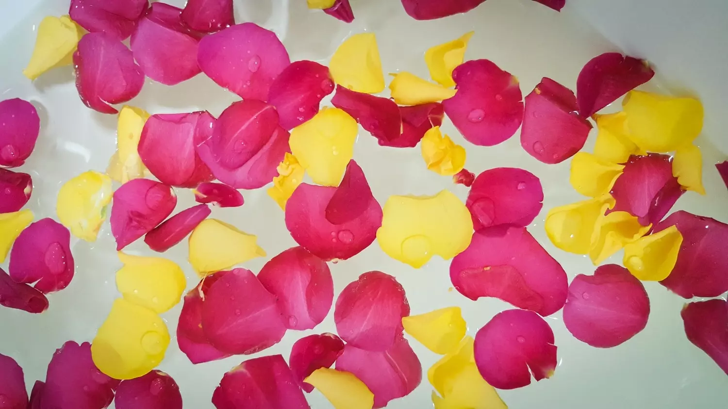Кстати, лепестки роз — хорошее украшение для расслабляющей ванны
