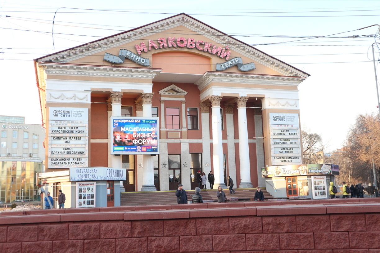 В Омске сотрудницу кинотеатра уволили за прогул во время «путинских каникул»