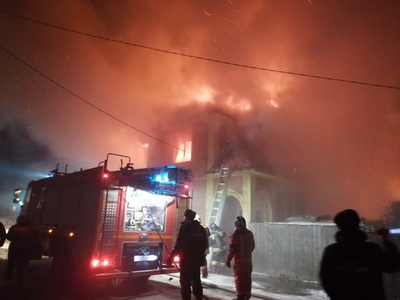 В Омске жуткий пожар в частном доме тушили всю ночь